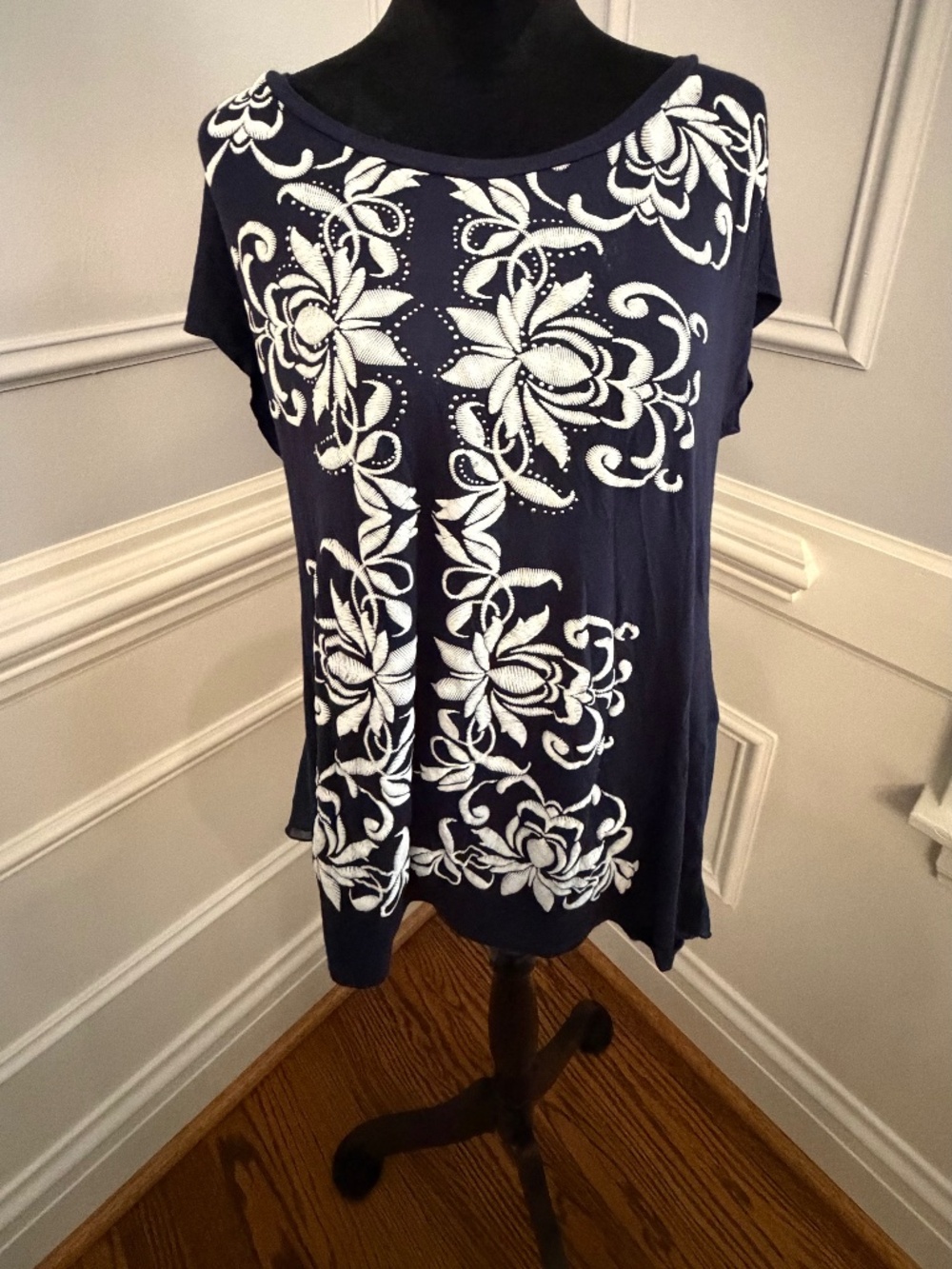 Pretty white flowers blouse. Size XL